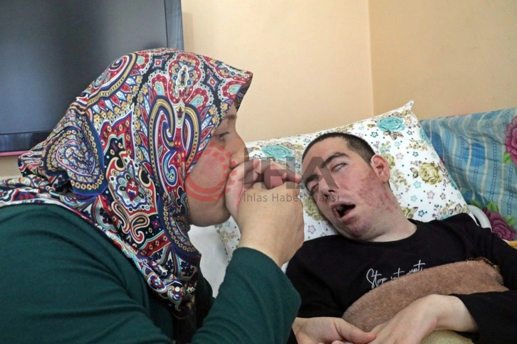 10 yıldır gözlerini bir kez bile kırpamayan Halil, adeta kan ağlıyor