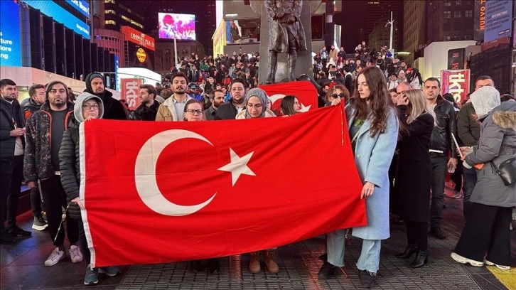 ABD'de New York Times Meydanı'nda Türkiye'deki depremlerde hayatını kaybedenler anıld