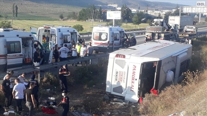 Afyonkarahisar'da yolcu otobüsü devrildi, 1 kişi öldü, 38 kişi yaralandı