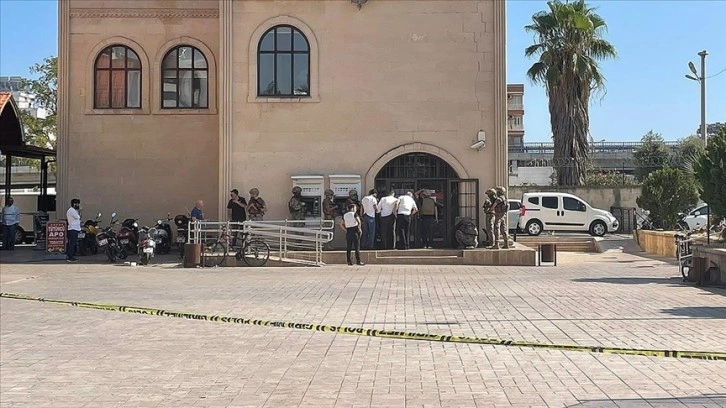 Antalya'da rehin alınan banka şubesi müdürü kurtarıldı