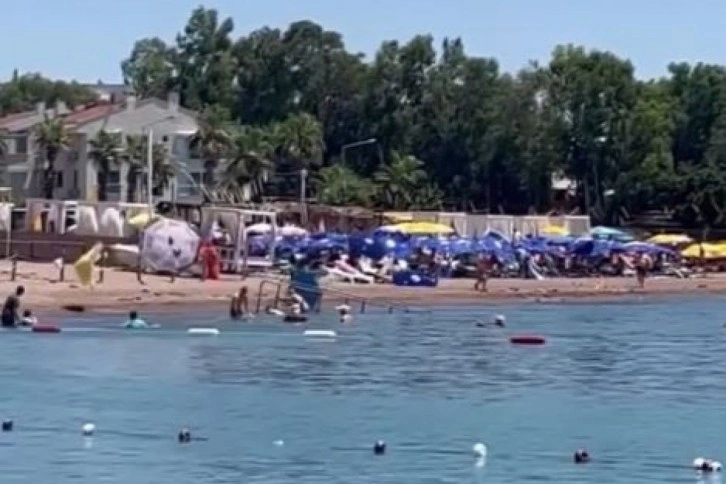 Antalya'da tatilcilere uçan plaj şemsiyesi şoku