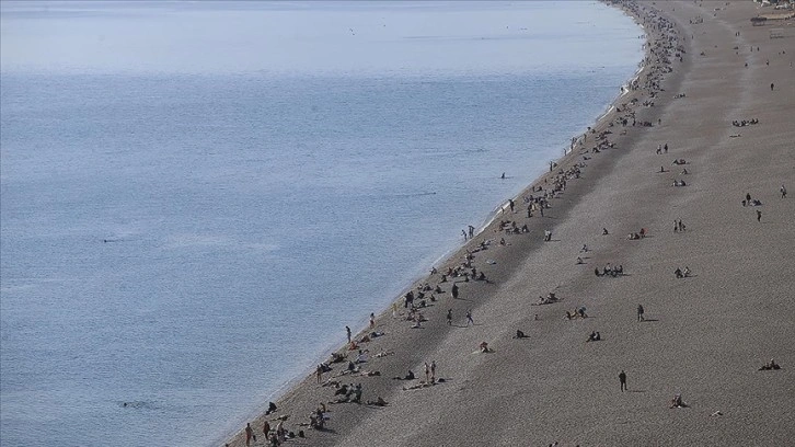 Antalya'da yılın ilk günü denize girip güzel havada yüzmenin tadını çıkardılar