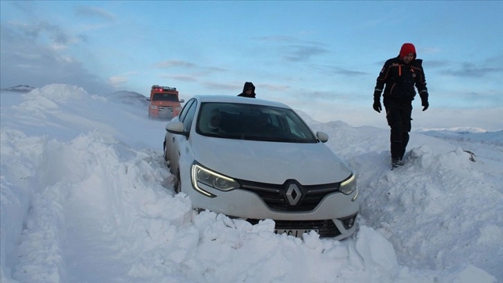 Bayburt'ta kar ve tipi nedeniyle mahsur kalan turistler kurtarıldı