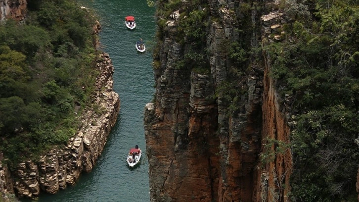 Brezilya'da turistlerin gezdiği teknelerin üzerine kaya düştü