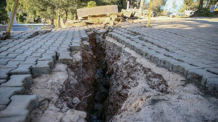 Deprem nedeniyle Nurdağı'nın Gökçedere Mahallesi'nde yarıklar oluştu