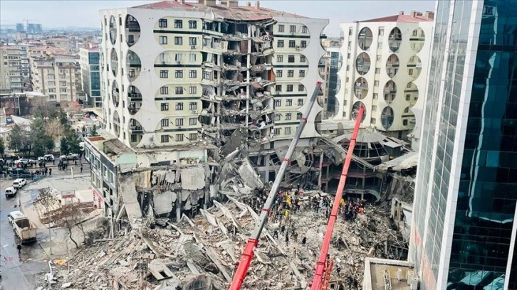 Depremde Diyarbakır'da iş merkezinin yıkılmasına ilişkin 3 kişi yakalandı