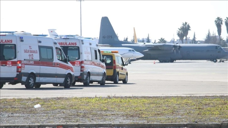 Depremde yaralanan 16 kişi Adana'dan uçakla sevk edildi
