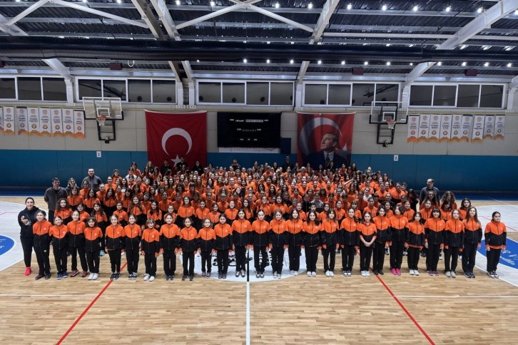 Eczacıbaşı Geleceğe Smaç Projesi'nin sporcularının buluştuğu turnuvaya 450 sporcu katıldı