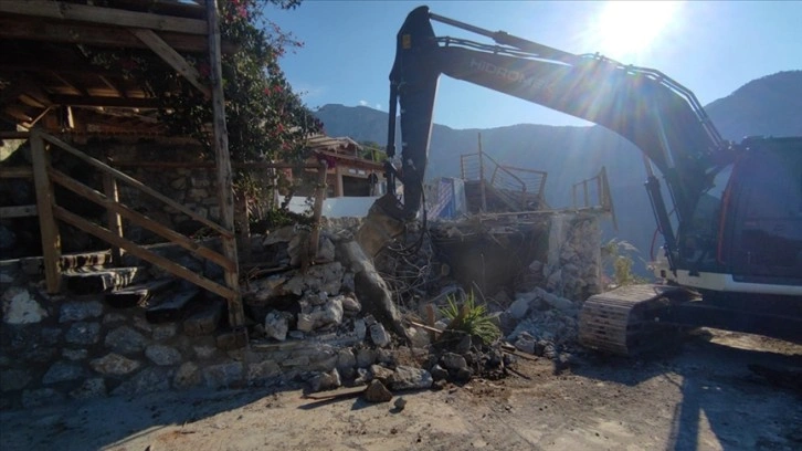 Fethiye’de kaçak yapı yıkımları sürüyor