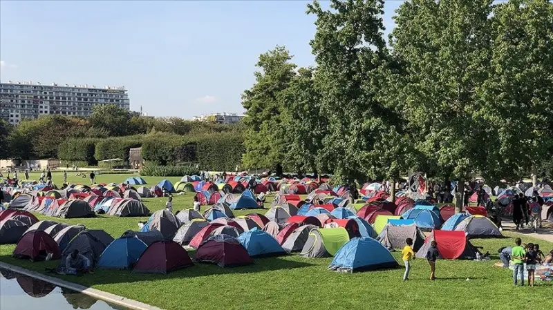 Fransa'da 1000'e yakın göçmen ve evsiz günlerdir Paris Valiliği önündeki bekleyişlerini sü