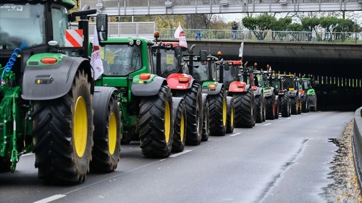 Fransız çiftçiler traktörlerle Paris'i bastı