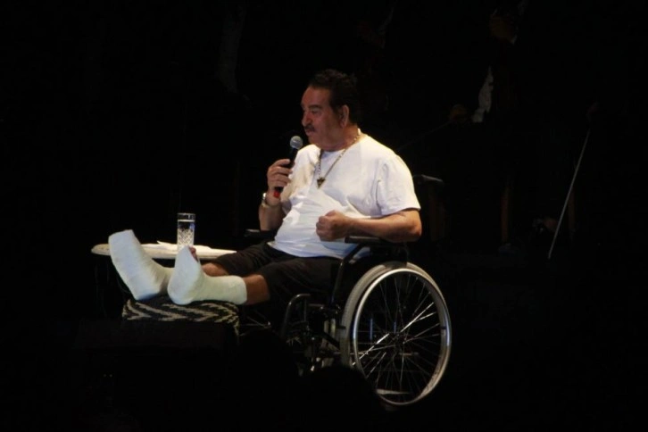 Gündüz ölümden dönen Tatlıses, akşam tekerlekli sandalye ile sahneye çıkıp konser verdi