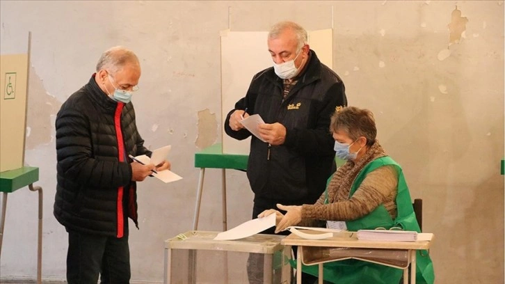Gürcistan'da el evcil seçim düşüncesince kasa başında