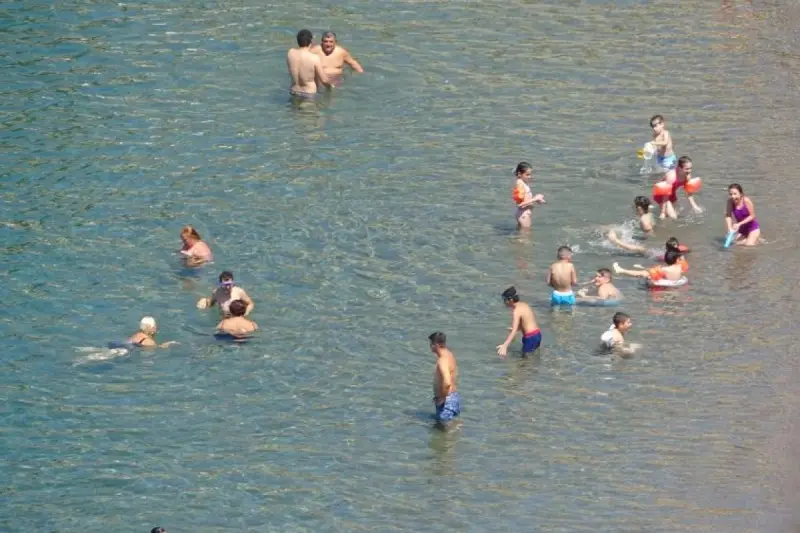 Hava sıcaklığı 32 dereceye ulaştı, vatandaşlar plaja akın etti