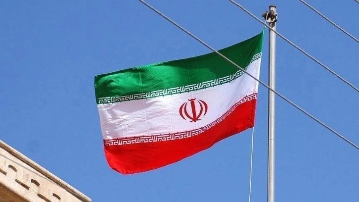 İran'da araç sahiplerine "başörtüsü ihlali mesajı" uygulaması geri döndü
