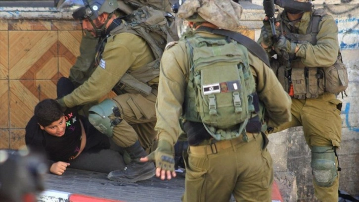İsrail askerleri El-Halil’de on yaşındaki Filistinli birlikte evladı zedelenmek ederek gözaltına aldı