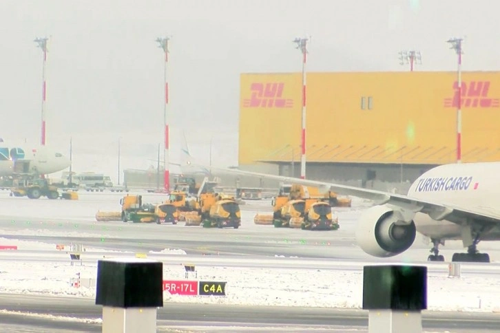 İstanbul Havalimanı’nda karla mücadele çalışmaları