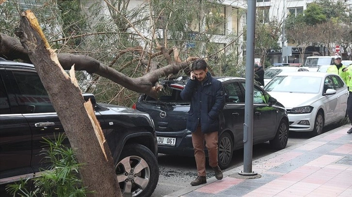 İzmir'de kuvvetli rüzgar, hayatı olumsuz etkiledi