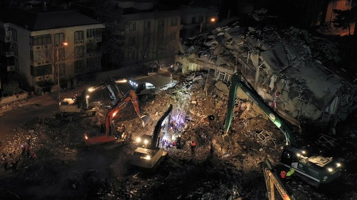 Kahramanmaraş'taki enkazlarda arama kurtarma çalışmaları sürüyor