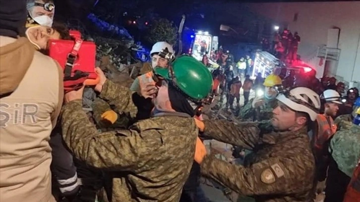 Kosovalı ekipler, enkaz altında kalan iki kişiyi 162 saat sonra kurtardı