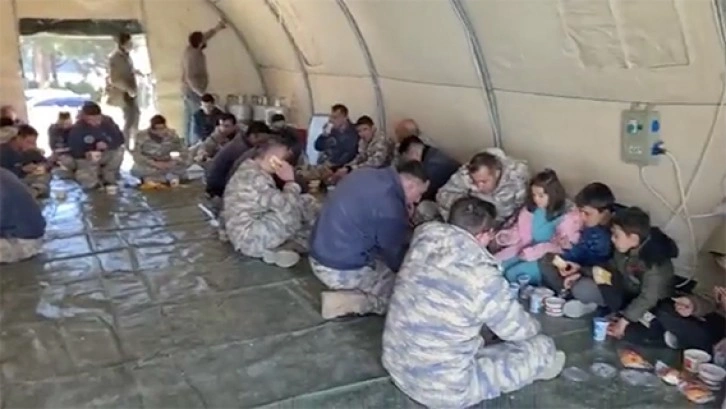 MSB'den "Mehmetçik ile depremzede çocuklar aynı sofrada" paylaşımı