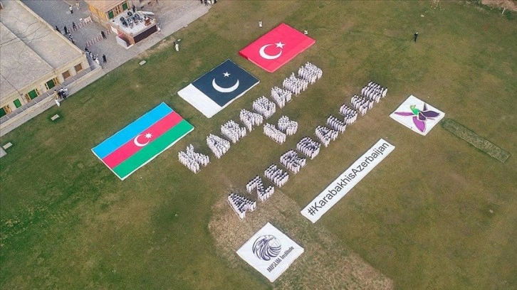 Pakistan'da yüzlerce kişi bir araya gelerek "Karabağ Azerbaycan'dır" yazısı oluş