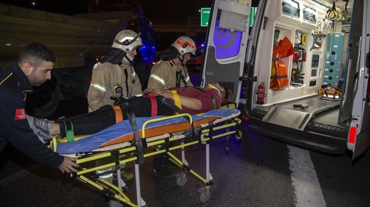 TEM Otoyolu'nda seyir halinde şakalaşan motosikletlilerden biri kaza yaptı, 2 kişi yaralandı