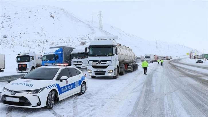 Trafik polisleri çetin kış şartlarında güvenli seyahat için sürücülerin yanında