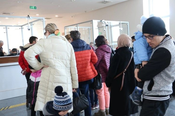 Ukrayna'dan gelen Türk vatandaşları sevinç ve hüznü bir arada yaşıyor