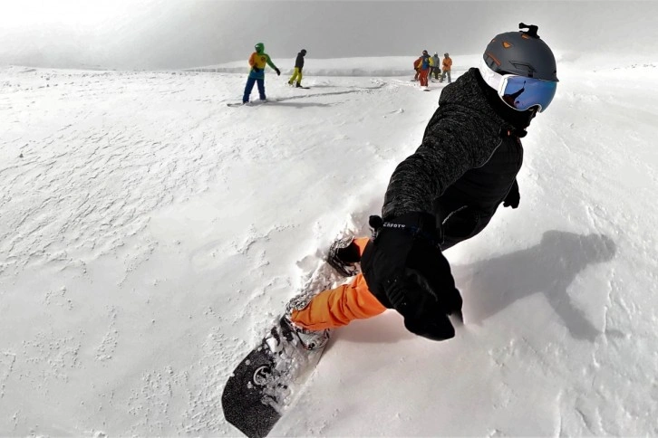 Van'daki snowboard tutkunlarından nefes kesen gösteri