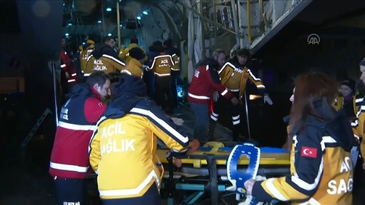 Yaralı depremzedeler askeri uçakla İstanbul'a getirildi
