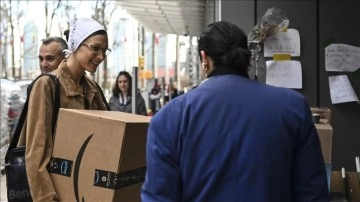 ABD'li ünlü model Bella Hadid depremzedeler için Türkevi'ne yardım kutuları getirdi