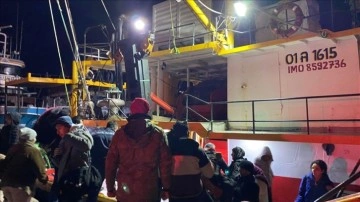 Adana'dan İskenderun'daki depremzedelere balıkçı teknesiyle yardım malzemesi gönderildi