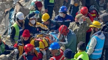 Adıyaman'da, depremden 152 saat sonra 2 kardeş kurtarıldı