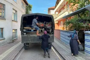 Afet bölgesinde askerler, vatandaşların eşyalarını da taşıyor