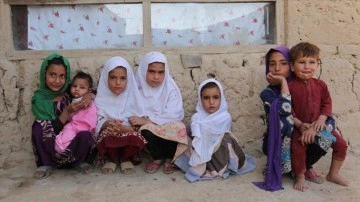 Afganistan'daki çocuklar kesat zımnında ölümle için karşıya