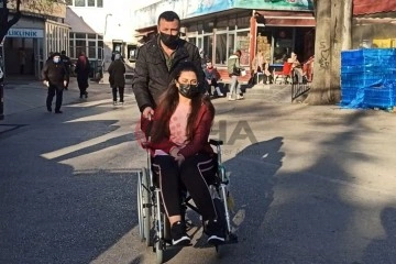 Ağrıları dinsin diye gittiği hastaneden tekerlekli sandalyeyle çıktı