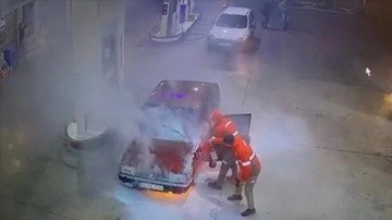 Aksaray'da akaryakıt istasyonundaki otomobilde çıkan yangın güvenlik kamerasında