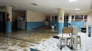 Alanya'da sağanak nedeniyle bazı ev, iş yeri ve seralar ile bir okulu su bastı