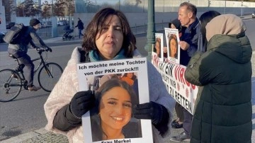 Almanya'da PKK tarafından kızı kaçırılan anne başvekillik uğrunda tanıtım gösterisi yaptı