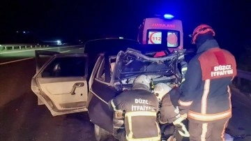 Anadolu Otoyolu'nda minibüs ile otomobilin çarpıştığı kazada 2 kişi yaralandı