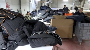Ankara'da bir şirket kendi işini bırakıp deprem bölgesi için uyku tulumu üretiyor