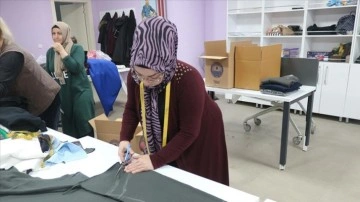 Ankara'da kadınlar depremzedeler için eşofman takımı dikiyor