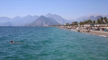 Antalya sahillerinde yoğunluk azaldı