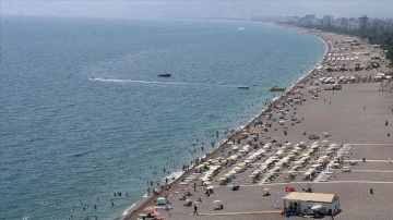 Antalya sıcak hava nedeniyle sahillerde yoğunluk yaşanıyor