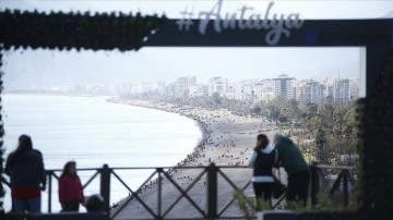 Antalya'da güneşli havayı fırsat bilenler sahillerde yoğunluk oluşturdu