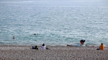 Antalya'da vatandaşlar ile turistler aralıkta denize girdi
