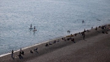 Antalya'da vatandaşlar ile turistler denize girdi, kanoya bindi