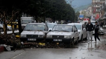 Antalya'daki selde zarar gören iş yerleri ve araçlar için ödemeler başladı