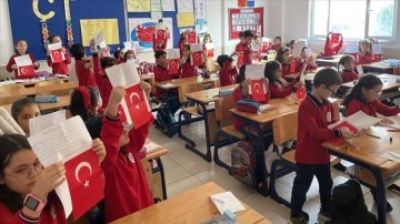 Antalyalı minik öğrenciler ilk mektuplarını terörle mücadele eden Mehmetçik'e yazdı
